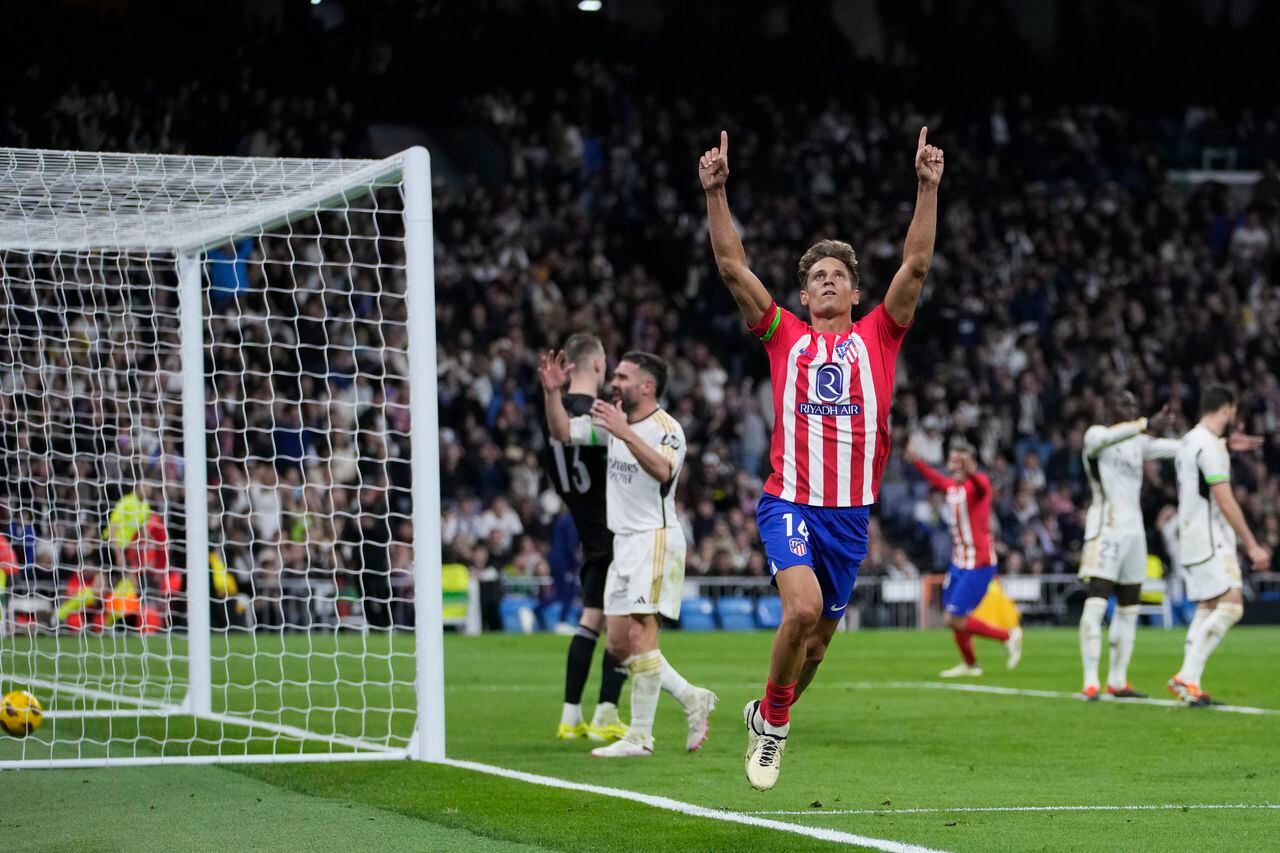 Marcos Llorente celebra tras anotar el gol del Atlético de Madrid en el empate 1-1 contra el Real Madrid en la Liga de España, el domingo 4 de febrero de 2024. (AP Foto/Bernat Armangue)