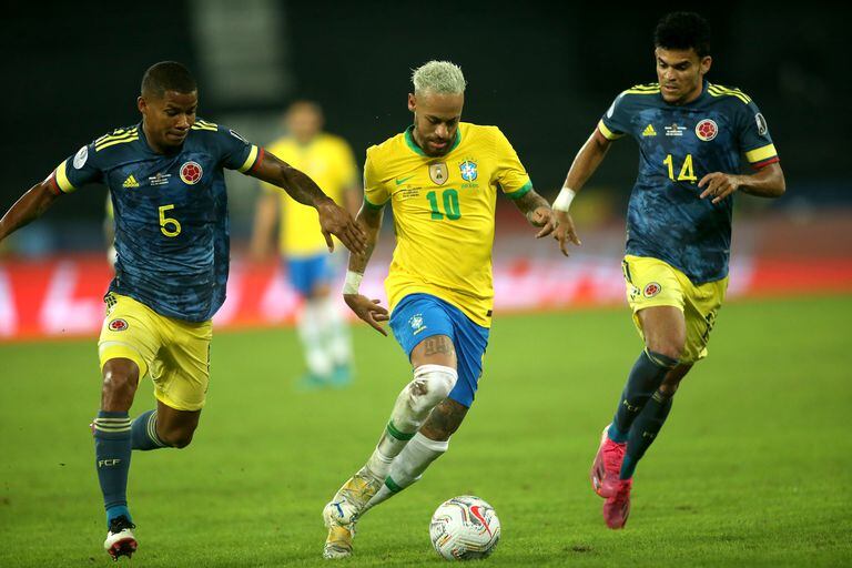 RIO DE JANEIRO, BRAZIL - JUNE 23: Neymar Jr of Brazil competes for the ball with Wilmar Barrios and Luis Diaz of Colombia during the match between Brazil and Colombia as part of Conmebol Copa America Brazil 2021 at Estadio Olímpico Nilton Santos on June 23, 2021 in Rio de Janeiro, Brazil. (Photo by MB Media/Getty Images)