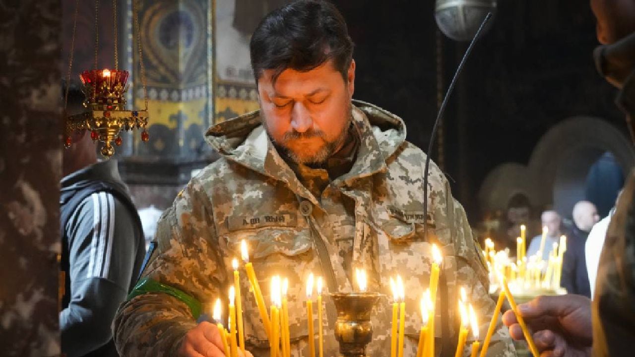 Arriesgando su vida en medio de la guerra, grupos de ucranianos acuden a las iglesias a celebrar la pascua.