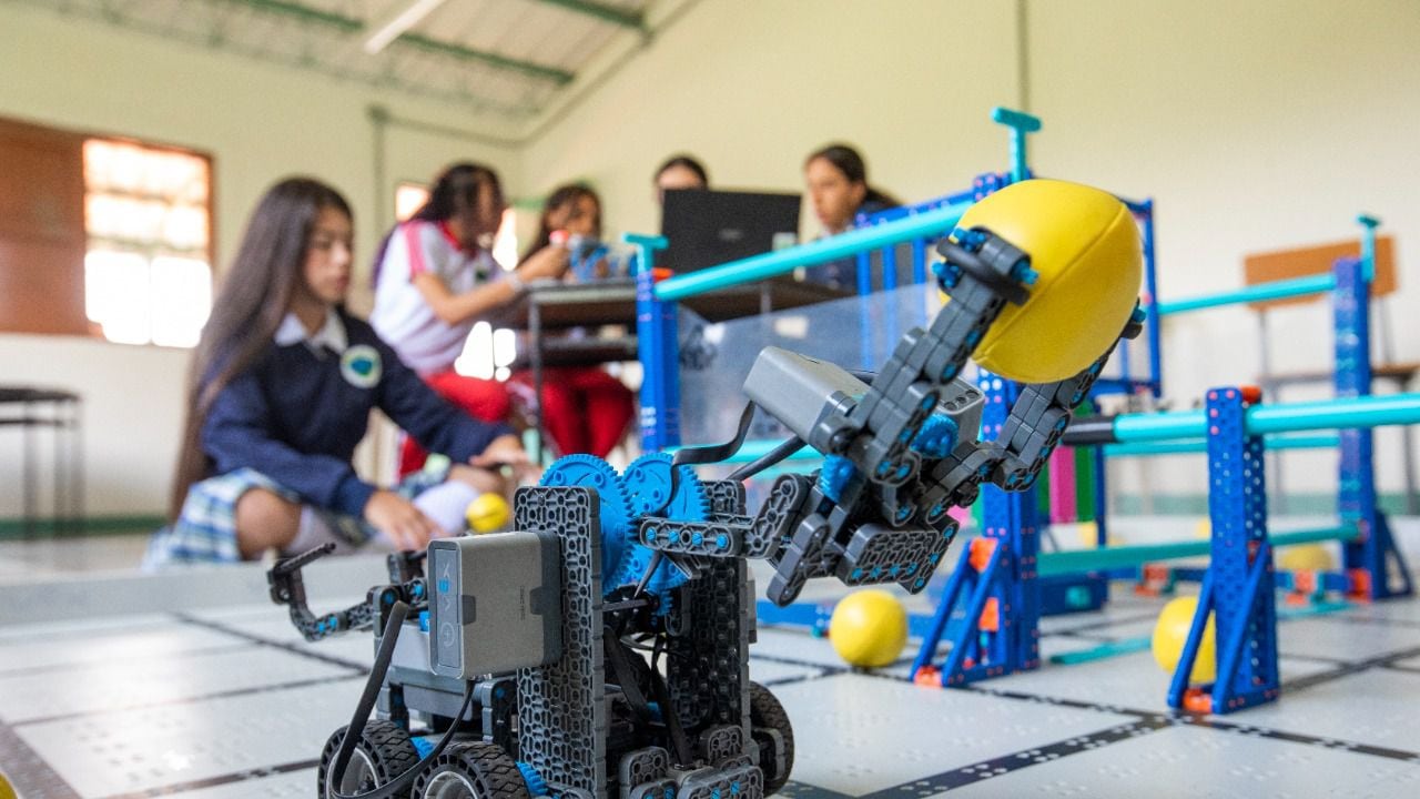 Niñas expertas en robótica dejan en alto el nombre de Colombia