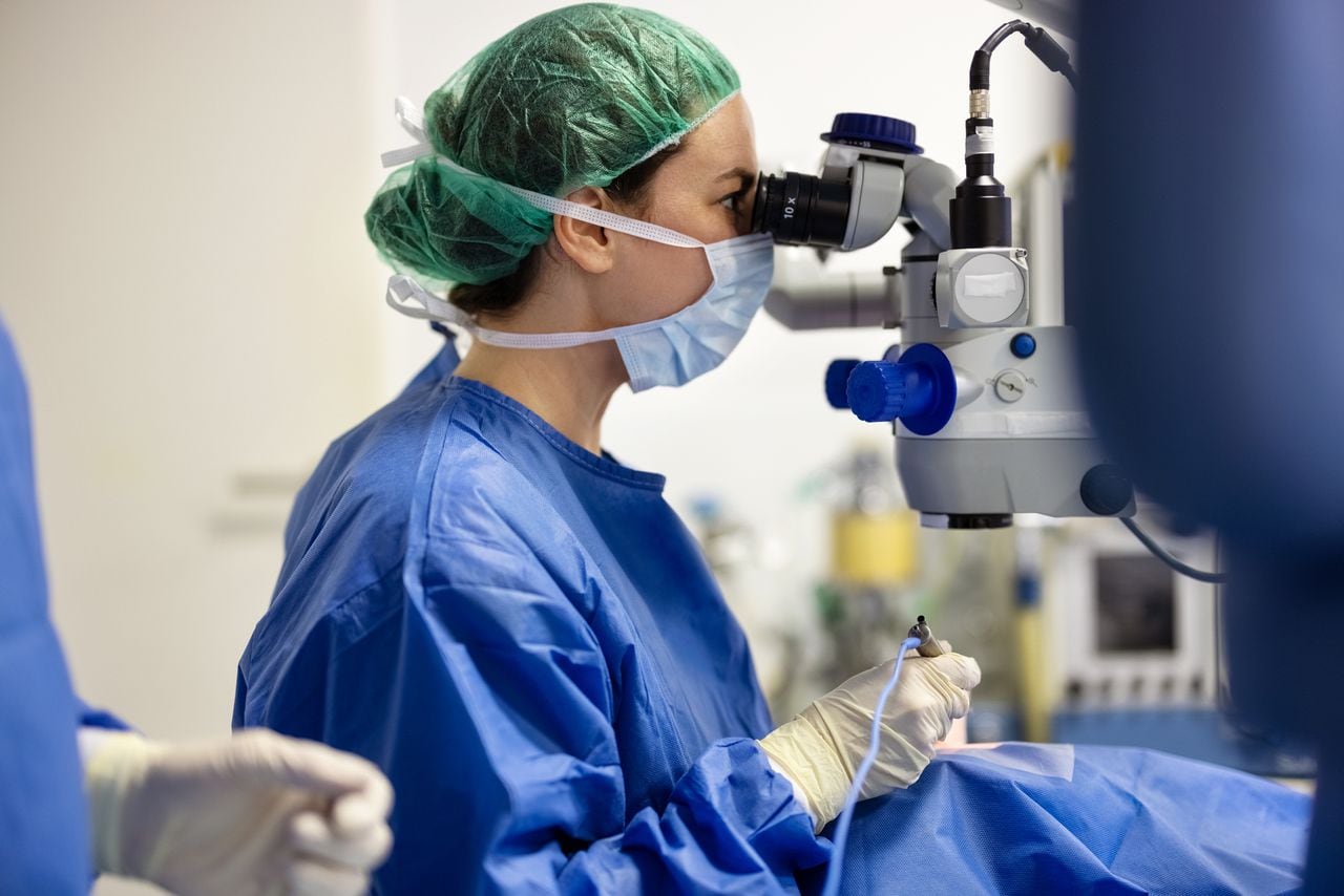 Doctora haciendo cirugía de cataratas en quirófano - Imagen de referencia