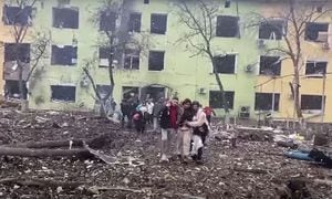 In this video grab from a handout footage taken and released by the the National Police of Ukraine on March 9, 2022, people are helped out of a damaged building of a children's hospital following a Russian air strike in the southeastern city of Mariupol. - International leaders and Ukraine accused Russia of a "barbaric" attack on the hospital, as civilians continued to bear the brunt of the conflict two weeks into Moscow's invasion. (Photo by Handout / National Police of Ukraine / AFP) / RESTRICTED TO EDITORIAL USE - MANDATORY CREDIT "AFP PHOTO / National Police of Ukraine / handout" - NO MARKETING - NO ADVERTISING CAMPAIGNS - DISTRIBUTED AS A SERVICE TO CLIENTS