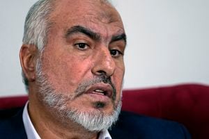 Ghazi Hamad, miembro del buró político de toma de decisiones de Hamas, habla durante una entrevista con The Associated Press en Beirut, Líbano, el jueves 26 de octubre de 2023.