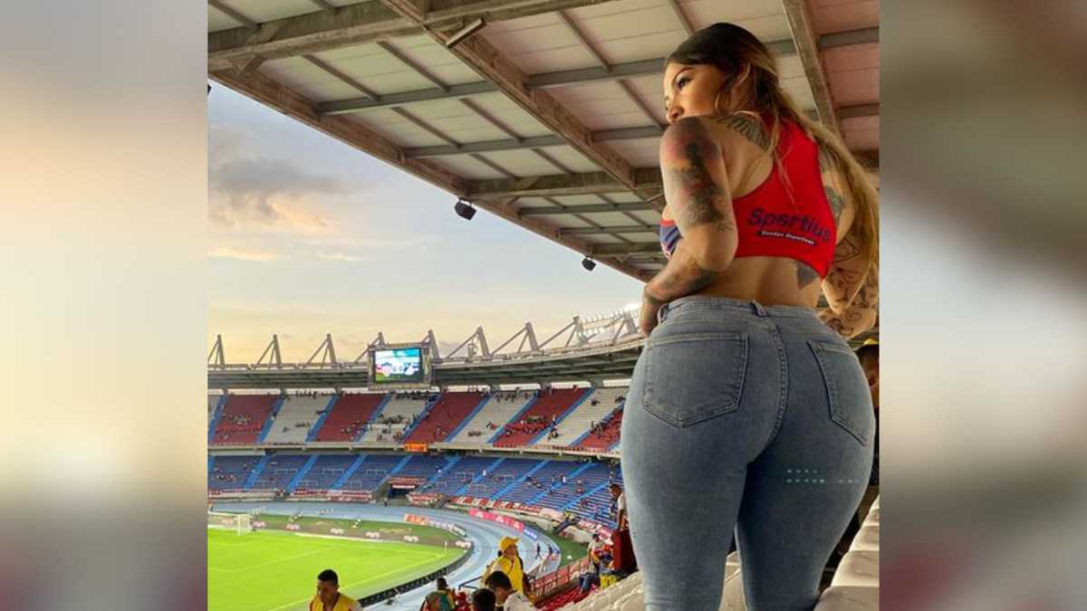 Karina, hincha del Junior de Barranquilla, en el Estadio Metropolitano.