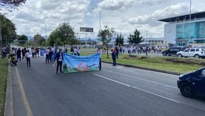 Trabajadores de la Aeronáutica Civil protestan en la calle 26 en Bogotá
