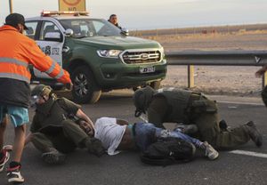 Un migrante es detenido por la Policía chilena por bloquear la carretera en la frontera entre Chile y Perú, cerca de Arica, Chile