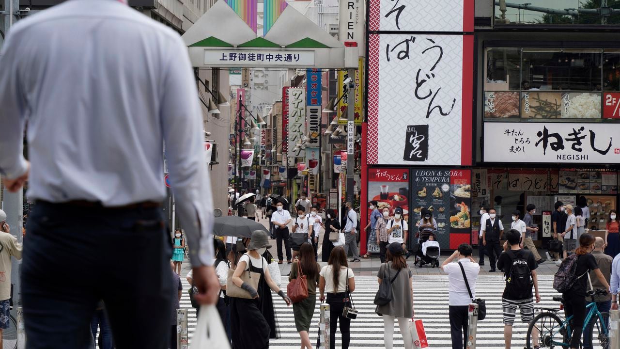 Personas caminando cerca de la estación Ueno, en Tokio, el 30 de julio de 2021. (AP Foto/Kantaro Komiya)