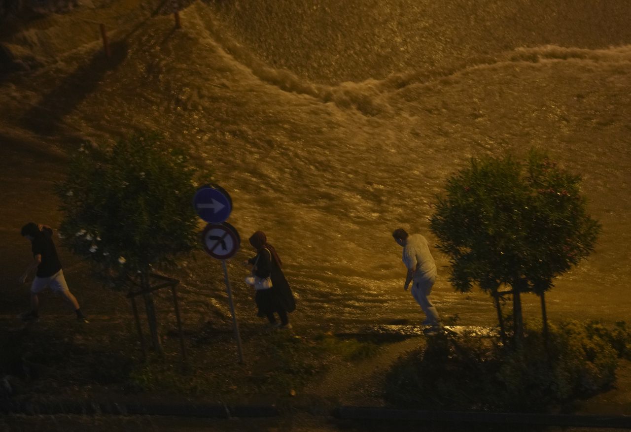 Inundaciones repentinas provocadas por fuertes lluvias arrasaron un campamento en el noroeste de Turquía el martes y mataron al menos a dos personas. , dijeron los funcionarios. Otras cuatro personas fueron reportadas como desaparecidas.