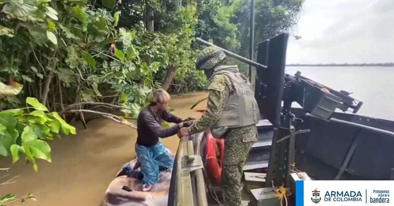 El personal militar se desplazó hacia el hombre y una unidad de la Armada de Colombia logró rescatarlo.