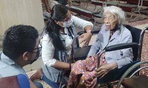 Mujer en silla de ruedas fue abandonada en iglesia de Ecuador