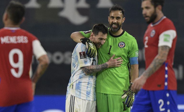 Claudio Bravo y Messi al final del juego