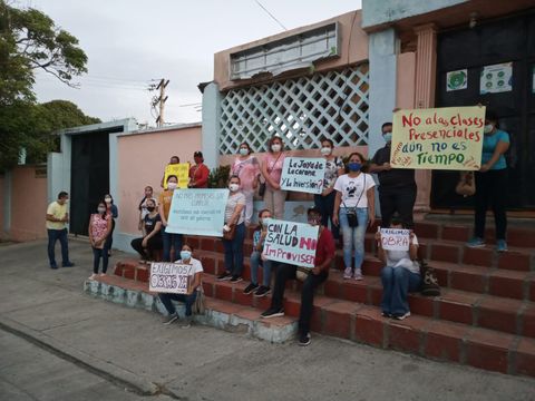 Acudientes de la IE Alexander Von Humboldt de Barranquilla protestan por la falta de inversión