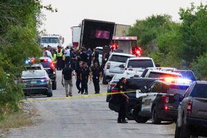 Los agentes del orden trabajan en la escena donde se encontraron personas muertas dentro de un camión de remolque en San Antonio, Texas, EE. UU. 27 de junio de 2022. Foto REUTERS/Kaylee Greenlee Beal 