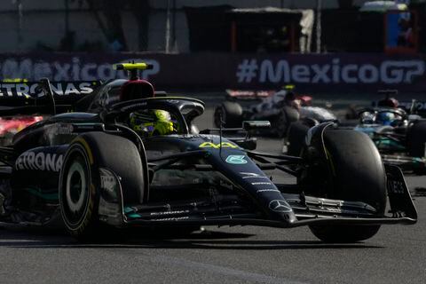 Lewis Hamilton, de Gran Bretaña, conduce su Mercedes durante la carrera de autos del Gran Premio de México de Fórmula Uno en el autódromo Hermanos Rodríguez en la Ciudad de México, el domingo 29 de octubre de 2023. (Foto AP/Fernando Llano)