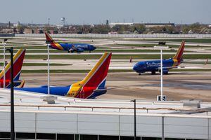 Los aviones de Southwest Airlines permanecen inactivos en la pista después de que se reanudaron los vuelos de Southwest Airlines tras el levantamiento de un breve paro nacional causado por un problema técnico interno
