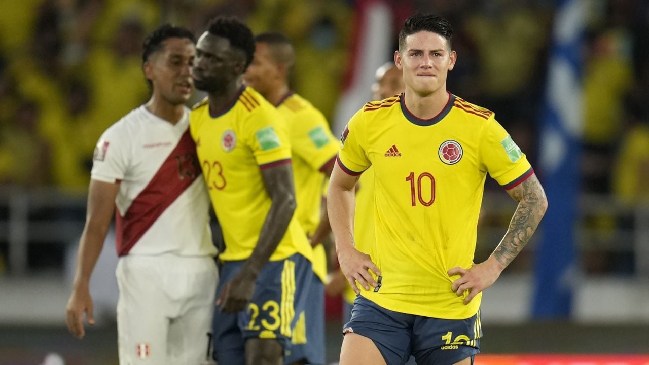 James Rodríguez, de la selección de Colombia, se lamenta en el partido ante Perú, correspondiente a las eliminatorias mundialistas, el viernes 28 de enero de 2022, en Barranquilla (AP/Fernando Vergara)