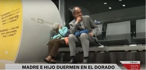 César Augusto, un hombre de 70 años, lo perdió todo en un negocio hace tres años y ahora duerme con su madre en el aeropuerto. Foto: Noticias RCN