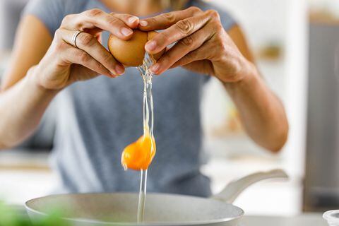 El huevo se caracteriza por ser bajo en carbohidratos y en calorías, favoreciendo la pérdida de peso a corto plazo.