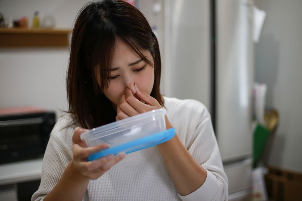 Mantener los recipientes plásticos libres de malos olores es una tarea importante para aquellos que desean conservar la frescura de sus alimentos.