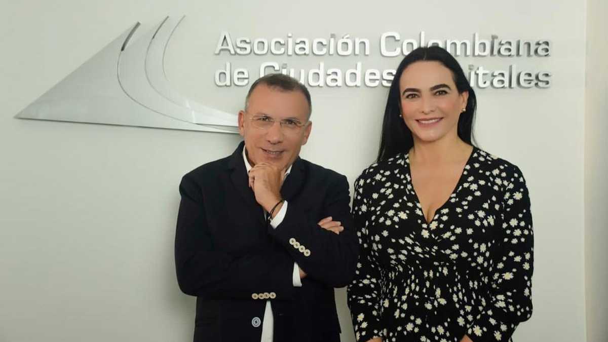 Roy Barreras junto a Luz María Zapata, directora de Asocapitales.