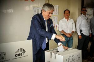 Guillermo Lasso, presidente de Ecuador, se desplazó hasta Guayaquil para ejercer su derecho al voto.
