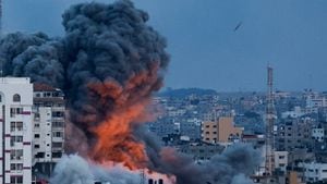Humo y llamas se elevan después de que las fuerzas israelíes atacaran una torre de gran altura en la ciudad de Gaza.