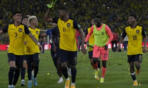 GUAYAQUIL, ECUADOR - MARCH 29: Players of Ecuador celebrate being qualified to the world cup after the FIFA World Cup Qatar 2022 qualification match between Ecuador and Argentina at Estadio Monumental on March 29, 2022 in Guayaquil, Ecuador. (Photo by Dolores Ochoa - Pool/Getty Images)