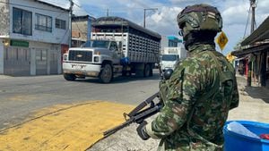 Con caravanas de la Fuerzas Militares son movilizados los vehículos en el Bajo Cauca, antioqueño.