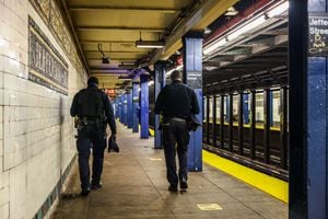 Se ve a policías de la policía de Nueva York en la estación de metro de Brooklyn, Nueva York, Estados Unidos