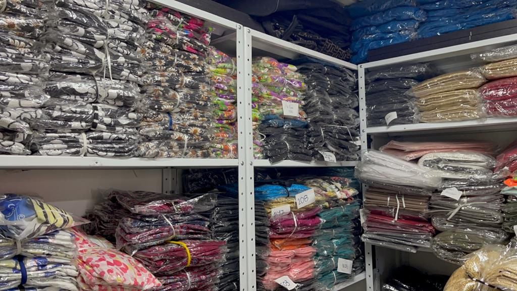 La POLFA y la DIAN propinaron un duro golpe al contrabando de confecciones, calzado y perfumería, en un reconocido centro comercial utilizado para el acopio de mercancías, ubicado en la localidad de Mártires.