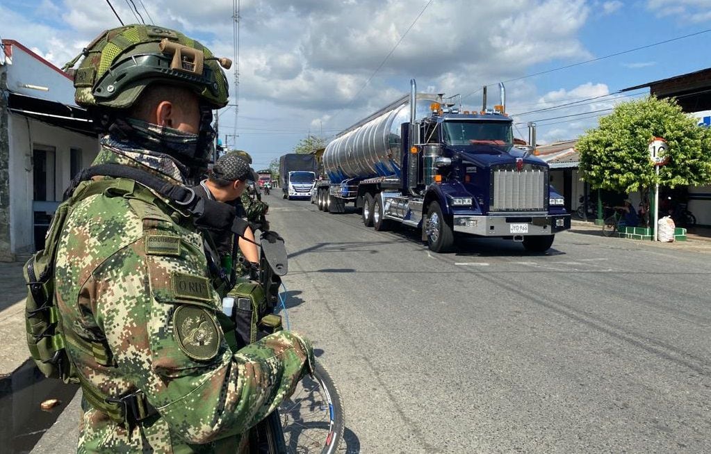 Para evitar el desabastecimiento de alimentos en la zona, las Fuerzas Militares realizan la denominadas Caravanas Seguras