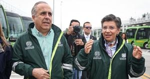 La alcaldesa Claudia López, en compañía del ministro de Transporte, Guillermo Reyes, hicieron el lanzamiento oficial de La Rolita.