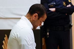 Dani Alves lució cabizbajo durante el juicio en Barcelona