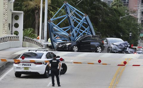 Un trabajador de construcción murió y dos personas fueron hospitalizadas después de que parte de una grúa cayó sobre el puente del suroeste de la tercera avenida que atraviesa el río New, el jueves 4 de abril de 2024, en el centro de Fort Lauderdale, Florida.