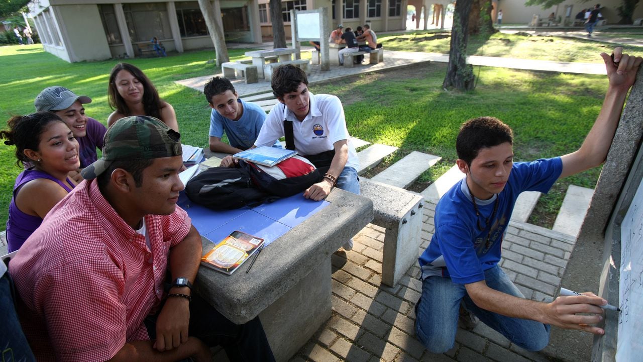 UNIVERSIDAD DEL MAGDALENA 
ESTUDIANTES UNIVERSITARIOS
NOV 11 200
FOTO GUILLERMO TORRES REVISTA SEMANA