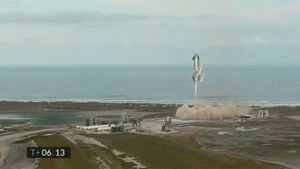 En esta imagen tomada de un video difundido por SpaceX, se ve a una de las naves prototipo Starship de la compañía en su aterrizaje luego de una prueba en Boca Chica, Texas, el miércoles 3 de marzo de 2021. (SpaceX via AP)