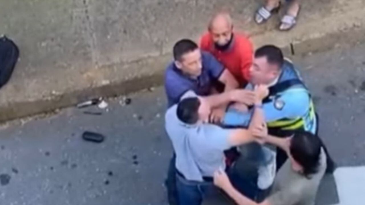 Agente de tránsito se enfrenta a golpes a un conductor en Medellín.