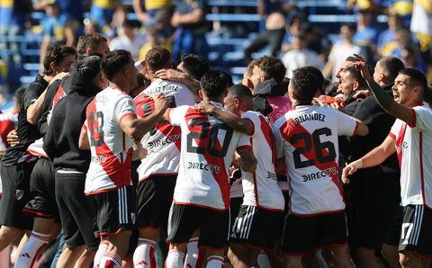Los jugadores de River Plate celebran tras derrotar a Boca Juniors durante el partido Superclásico del Torneo de la Liga Argentina de Fútbol Profesional 2023 en el estadio La Bombonera de Buenos Aires el 1 de octubre de 2023.