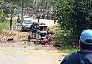 Los explosivos detonaron al paso de un motocarro donde iban tres personas.