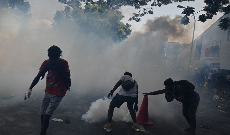 Los ciudadanos de Sri Lanka se enfrentaron a las autoridades quienes le lanzaban gases lacrimógenos