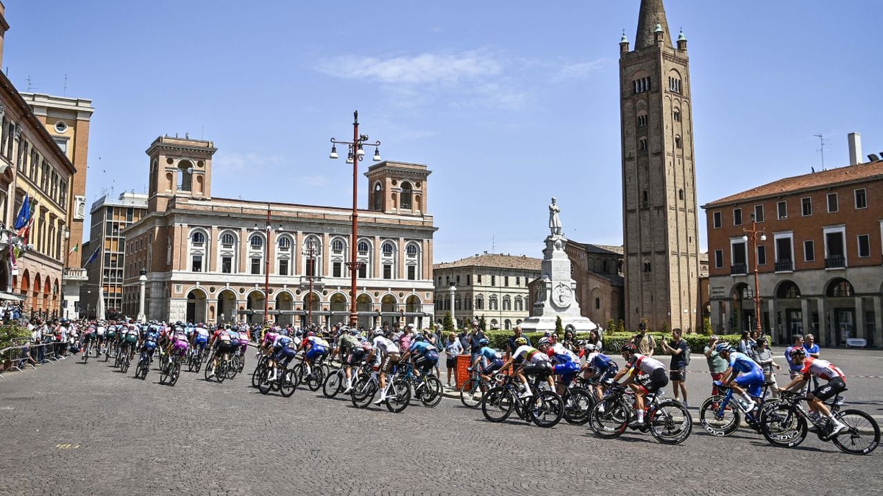 Athletes pedal during the 11th stage of the Giro d’Italia cycling race, from Santarcangelo di Romagna to Reggio Emilia, Italy, Wednesday, May 18, 2022. (Fabio Ferrari/LaPresse vía AP)