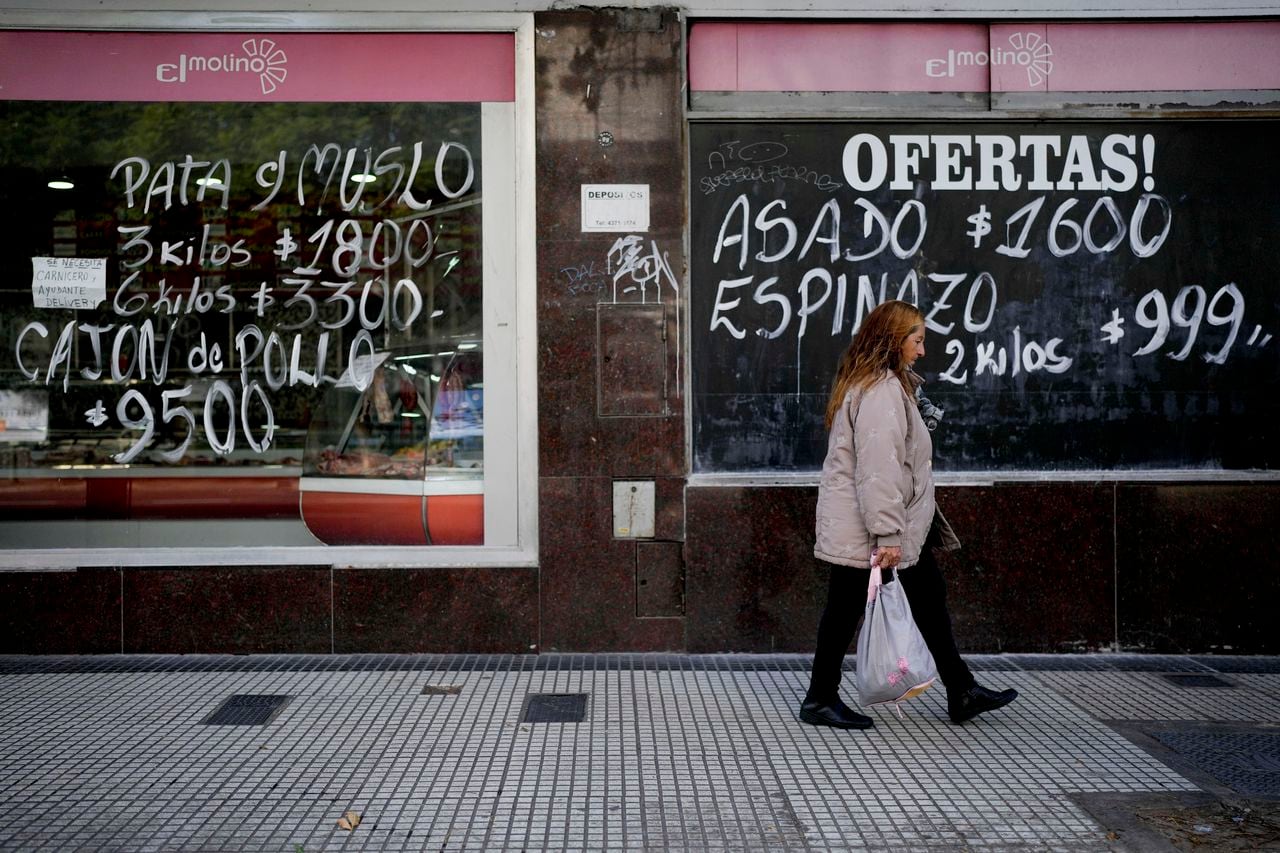 Una mujer camina frente a un mercado de carne en Buenos Aires, Argentina, el jueves 11 de mayo de 2023. Según un informe reciente de Seguridad Alimentaria del Banco Mundial, Argentina ha experimentado una tasa de inflación anual del 107% en los precios de los alimentos. (Foto AP/Natacha Pisarenko)