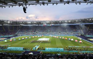 Un grupo de artistas actúa en la ceremonia inaugural de la Eurocopa de Naciones, el viernes 11 de junio de 2021, en el Stadio Olimpico de Roma (AP Foto/Andrew Medichini, Pool)