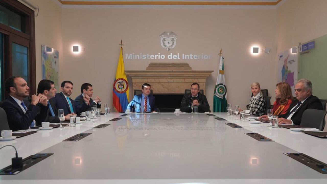 El ministro del Interior, Alfonso Prada, con la bancada de Senado de La U y la directora del partido, Dilian Francisca Toro.