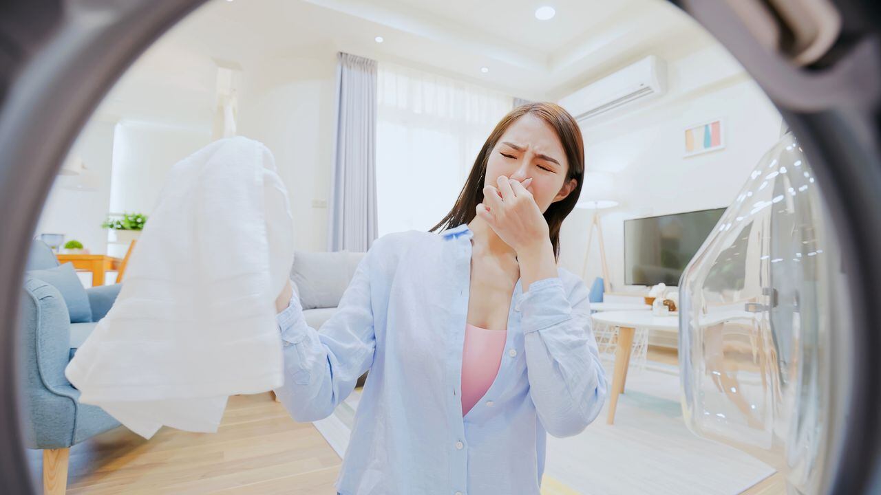 Cómo eliminar el olor a humedad de la ropa de forma rápida
