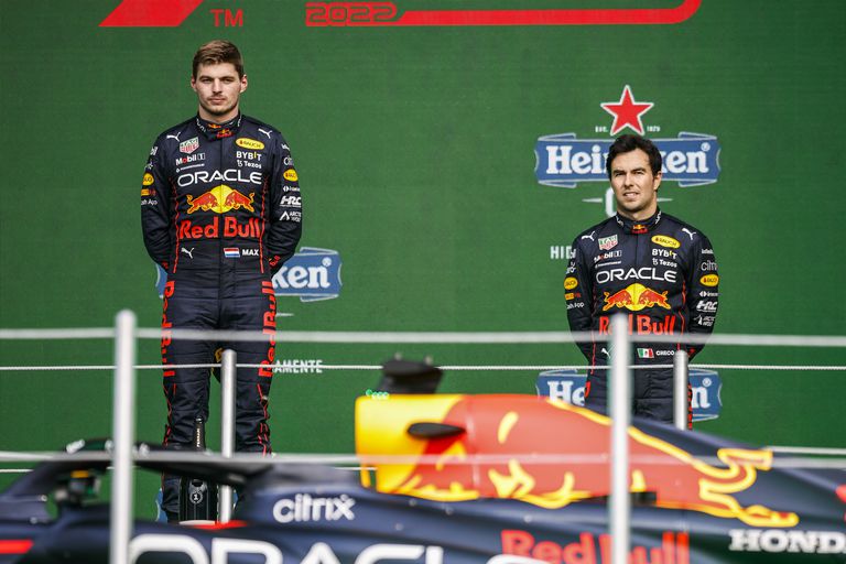 Sergio Pérez y Max Verstappen son colegas al interior del Red Bull.