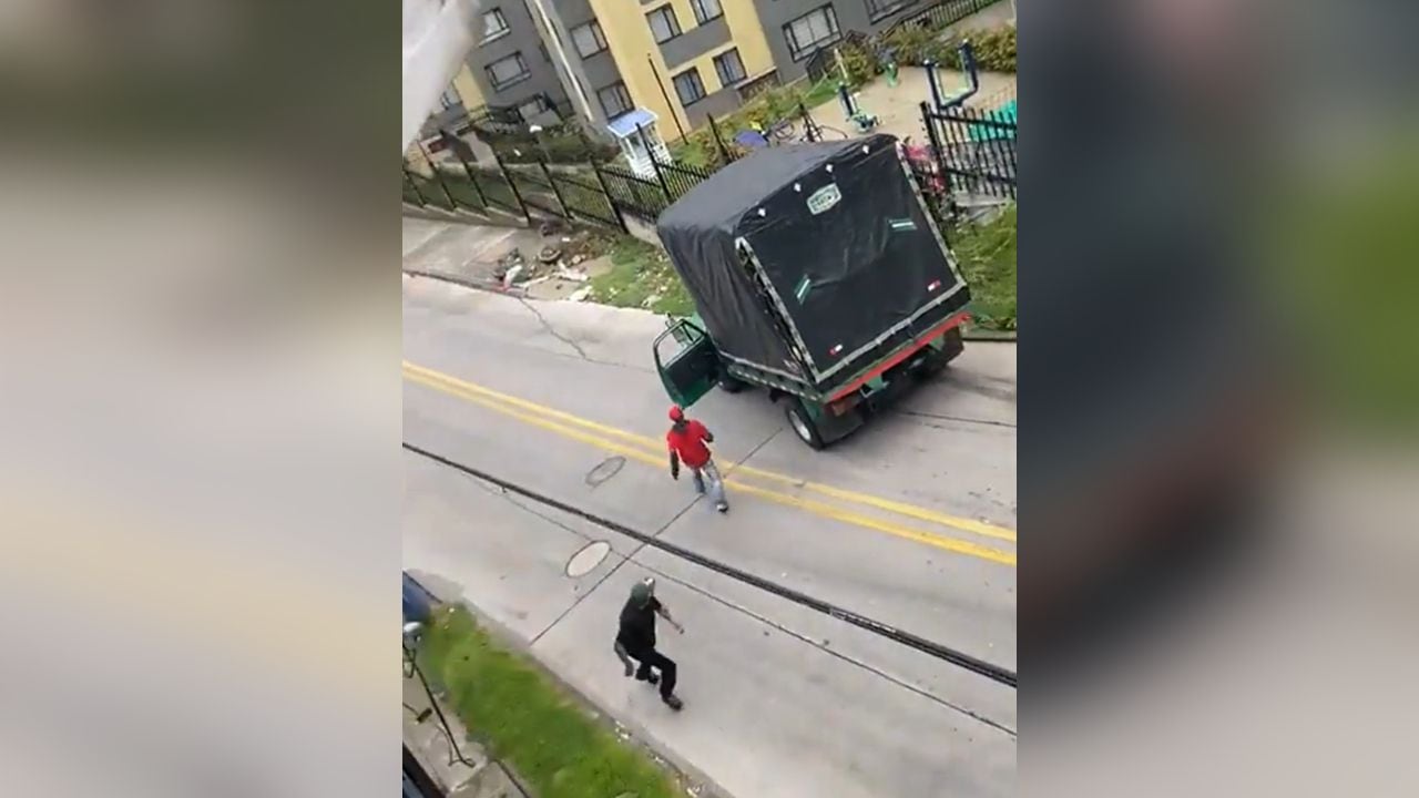 El camión rodó cuesta abajo después de que el conductor se bajara para agredir a la otra persona.