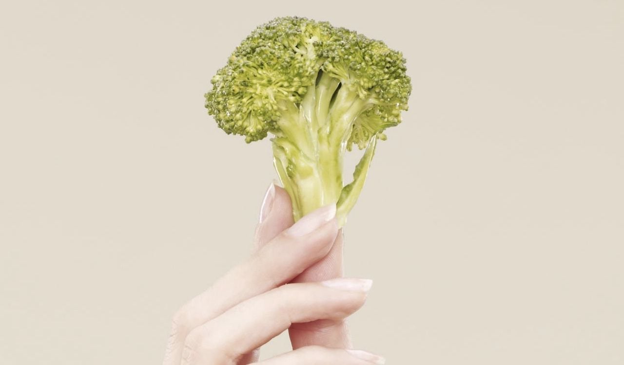 El brócoli ayuda a prevenir accidentes cardiovasculares, gracias a su alto contenido en vitamina K y sulforafano