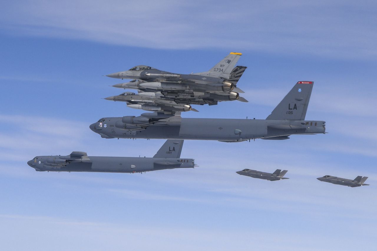 En esta foto proporcionada por el Ministerio de Defensa de Corea del Sur, bombarderos B-52H de EE. UU., en el centro, y aviones de combate F-16 y aviones de combate F-35A de la Fuerza Aérea de Corea del Sur, abajo a la derecha, sobrevuelan la península de Corea