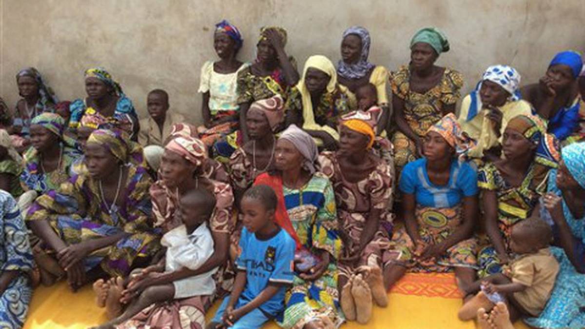 Grupo de mujeres y niños sobrevivientes de un ataque de Boko Haram afuera de una iglesia en Yola, Nigeria.